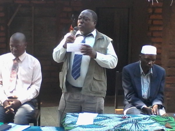 Ngulube(centre) speaking during handover of Katema CVSU,Pic by Sellah Singini,MANA