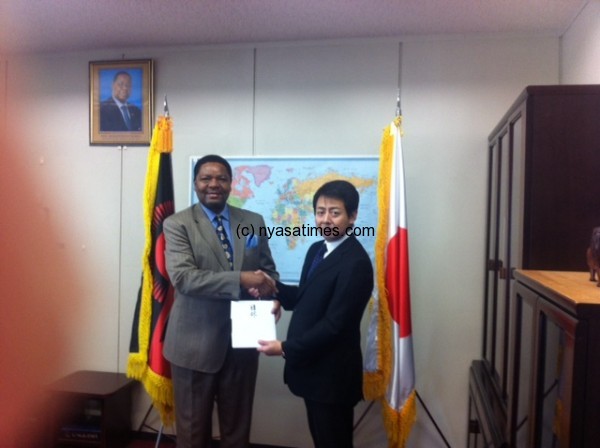 Ngwenya recieving the donaton from Be Forward manager Mr Takahiro Suemori.