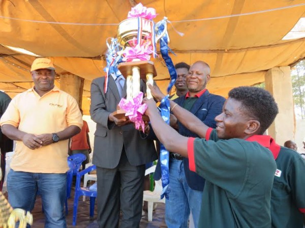 Nkangama presents the trophy to PS Madula.
