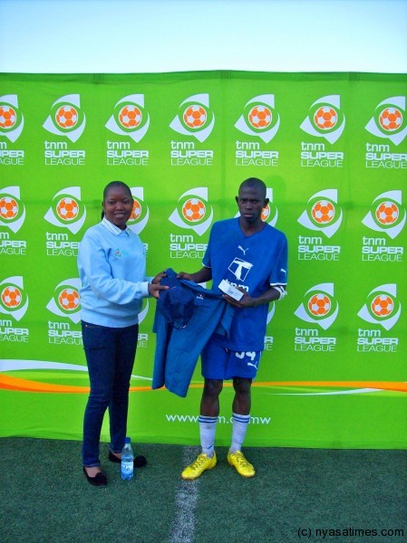 Nollah presenting man of the match award to Blue Eagles Mecium Mhone....Photo Jeromy Kadewere