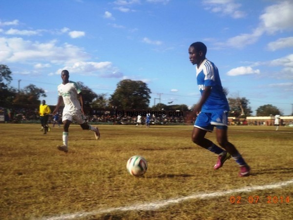 Nomads player dribbling past Mafco