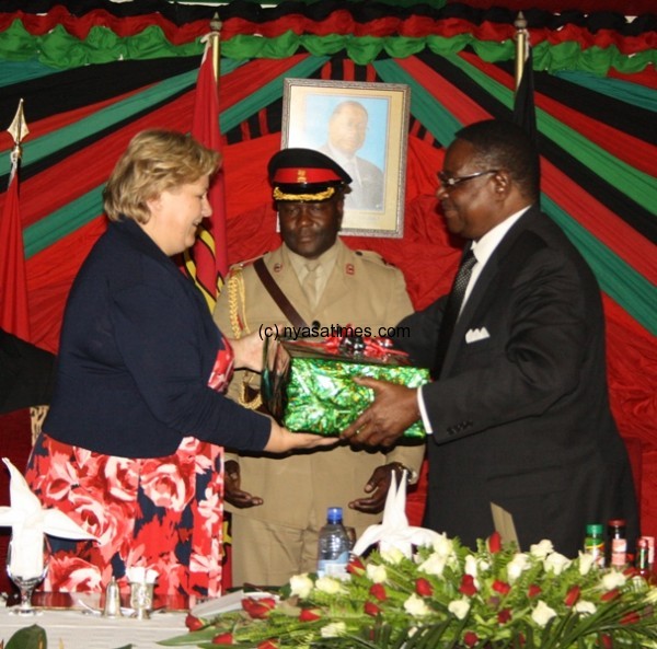 Norway's Prime Minister Ms Erna Solberg receives gift from President Prof.Peter Mutharika during the State dinner at Kamuzu Palace - Pic by Stanley Makuti