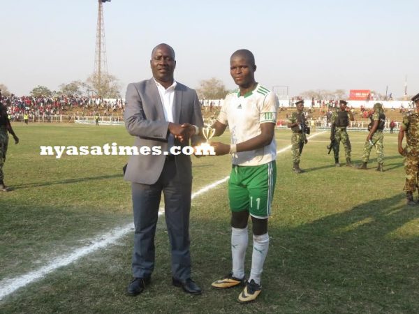 Ntekama receives man-of-the-match award from Daud Ntanthiko