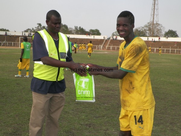 Nyangulu gets man-of-the-match prize from journalist Leonard Sharra
