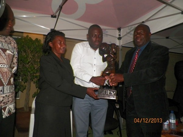 Nyirenda presents the trophy to Sports Minister Enock Chihana