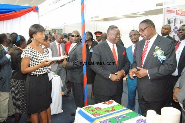 President Mutharika being briefed by Mapeto'S Martin Mpata