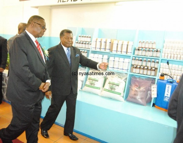 Flashback: Admarc boss Dr Jerry Jana takes President Mutharika to the gran marketor's stand during trade fair.