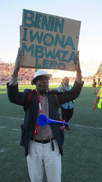Supporter predicting bad result for Benin ina placard .-Photo by Jeromy Kadewere, Nyasa Times