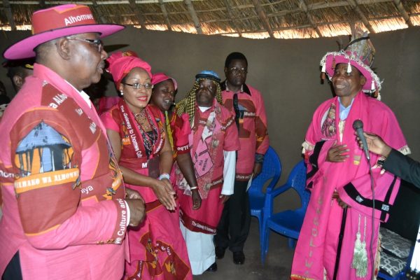 Paramount Chief Ngolongoli welcoming Mutharika in the cultural hun