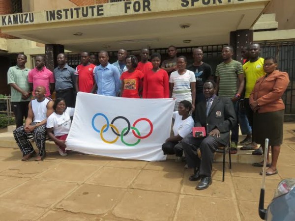 Particiants pose for group photo with the officials.