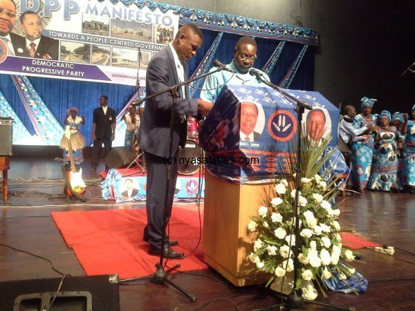 Peter Mutharika unveiling the DPP manifesto