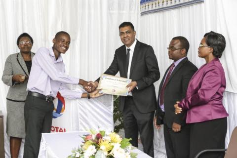 Poly student receive certificate from Total Malawi Managing Director.