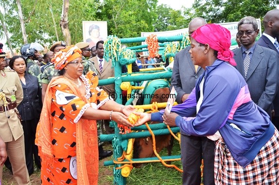 Pres Banda makes symbolic presentation of cows