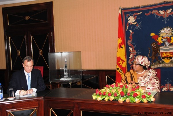 President Banda addresses the British delegation