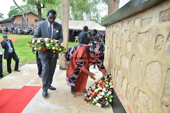 President Banda and First Gentleman laying the wreaths