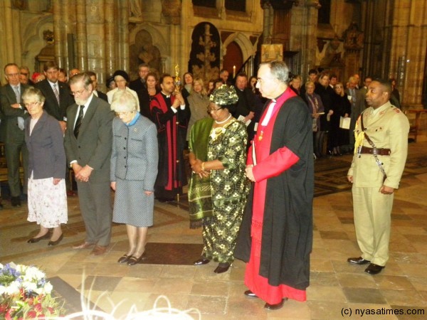 President Banda and Moderator of the General Assembly of the Church of Scotland Right Reverend Albert Bogle pay their respects to Dr David Livingstone after the laying of wreaths