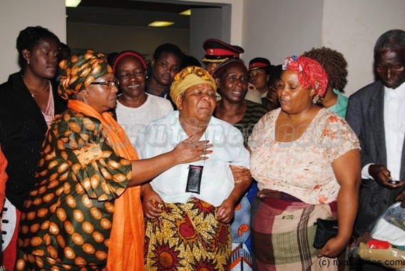 PresidentJoyce  Banda consoling Inkosi Mbelwa's mother 