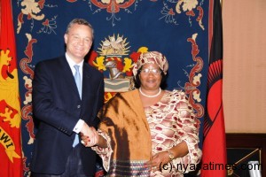 President Banda greets Simmonds at Kamuzu Palace