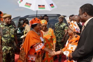 President Banda greets a PP official a