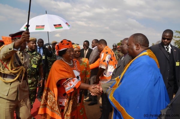 President Banda greets a Traditional Authority Mtwalo