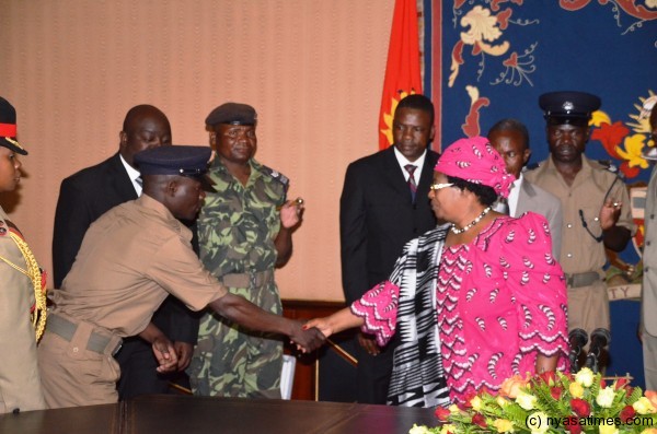 President Banda greets one of the officers