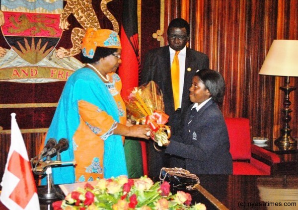 President Banda is presented with a bouquet of flowers at the official launching of the 2013 Red CrossCrescent week – Pic. By Kenneth Jali, Mana ©