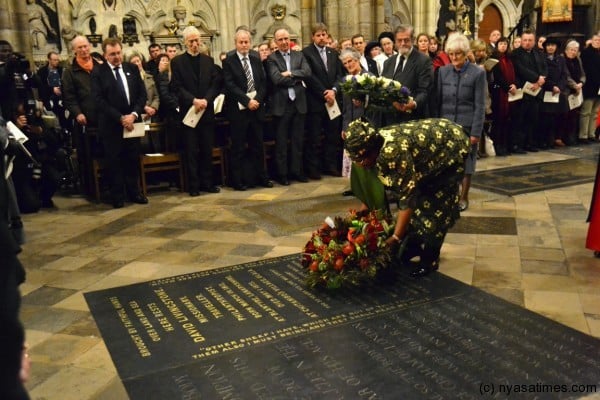President Banda lays a wreath at Westmister Abbey to commemorate the bicentenary of the Birth of Dr David Livingstone