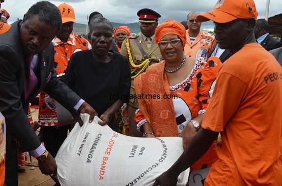 President Banda makes maize donation at Makheta in Blantyre