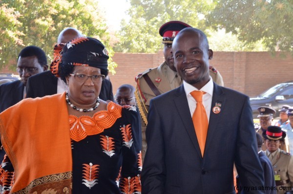 President Banda makes way into the factory accompanied by Industry and Trade Minister Gwengwe