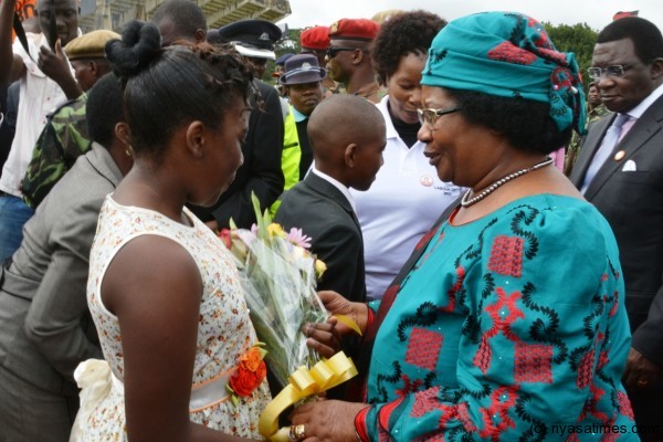 President Banda meets the flower girl at the Kamuzu Upper Stadium