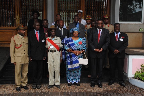 President Banda poses with CELOM officials