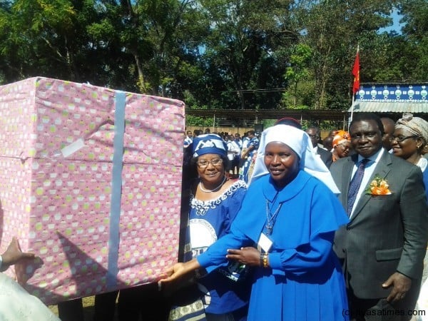 President Banda presents a gift to the Headmistress at the Providence Secondary School 80th Anniversary celebrations in Mulanje