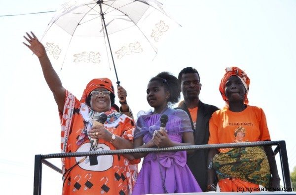 President Banda speaks to the crowds that welcomed her while flanked by Rita and Mrs. Nyaude