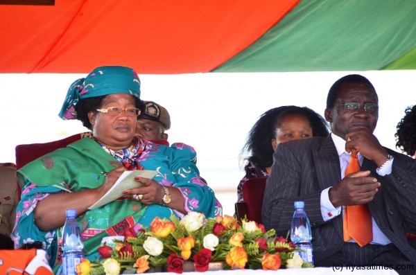 President Banda takes notes at the rally in Rumphi