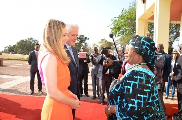 President Banda welcomes President Clinton and daughter Chelsea on their arrival at Kamuzu Palace in Lilongwe on Wednesday (1)