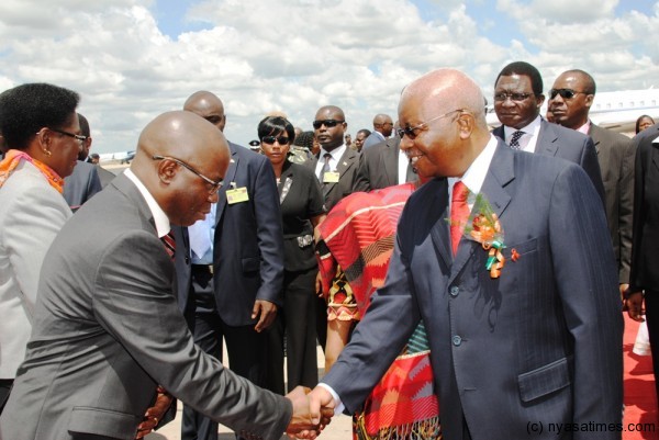 President Guebuza greets Malawi Justice Minister Ralph Kasambara