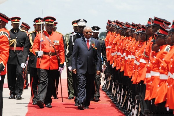 President Guebuza inspects a Guard of Honour