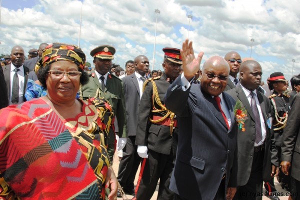 President Guebuza waves at hundreds of Malawians who welcomed him at KIA