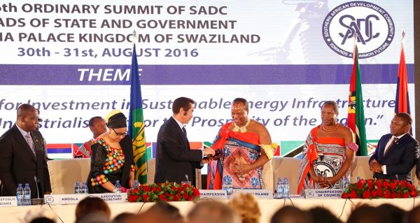 President Khama symbolically hands over the SADC Chairpersonship to King Mswati III