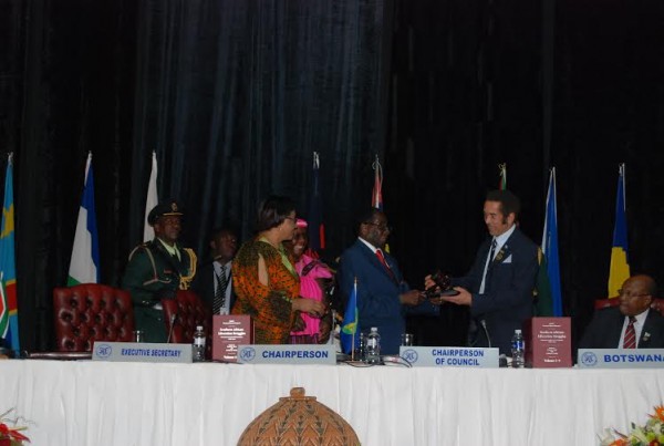 President Mugabe hands over the badge  Botswana leader Khama - Pic courtesy of Bonnex Julius.