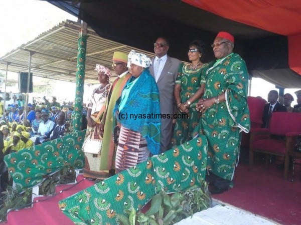 President Mutharika, First Lady and ex-president Muluzi pose with the Kapoloma chief family