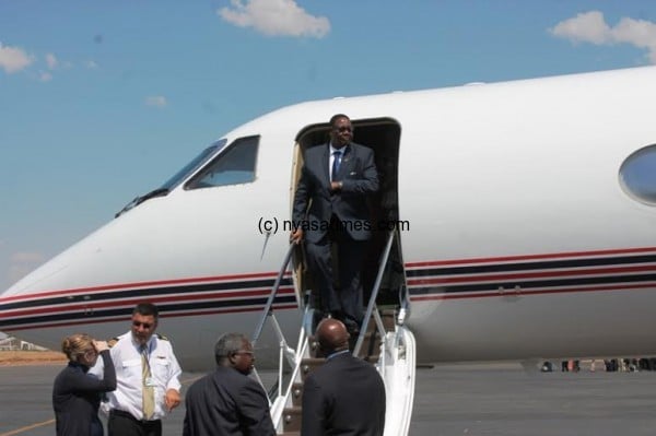 President Mutharika arrives at Victoria Falls Airport in Zimbabwe - Pic by Stanley Makuti