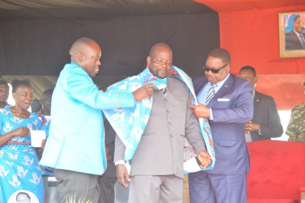 President Mutharika is accompanied by DPP Secretary general  Ecklen Kudontoni welcoming new member into the party (C) Stanley Makuti