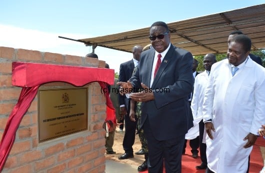 President Oeter Mutharika after unveiling a plaque for Mombera University 