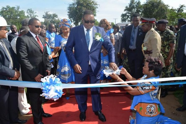 President Mutharika performing the official opening of Malawi cotton ginnery in Balaka
