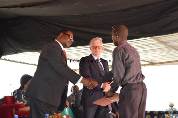 President Mutharika presents the award to JCI contract Growers - Pic by Stanley Makuti