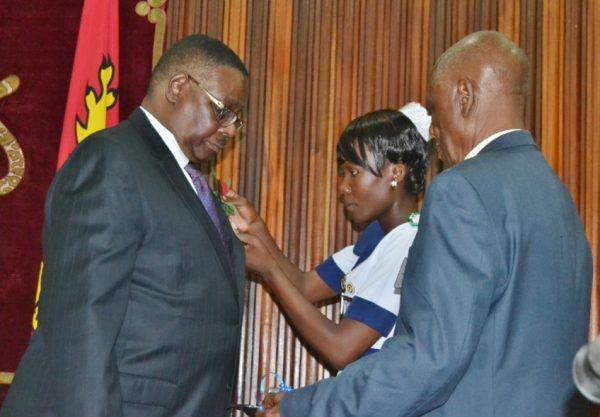  President-Mutharika-receiving-a-Poppy-flower-during-the-Poppy-week-inauguration-ceremony-at-Sanjika-palace.Pic-Francis-Mphweya-MANA.