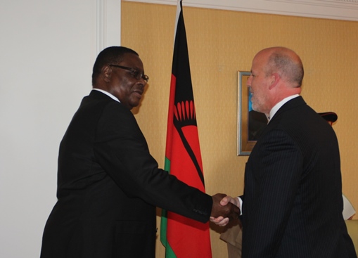 President Mutharika shakes hands with Morris after the meeting in Washngton