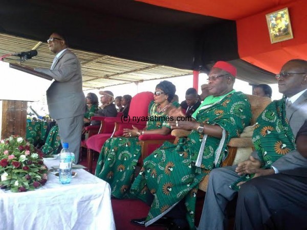 President Mutharka speaaking at the Kapoloma chiefs coronation