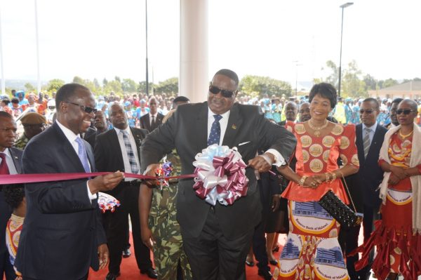 President Peter Mutharika cuts a ribbon to officially openi Mzuzu Reserve Bank (C)Stanley Makuti